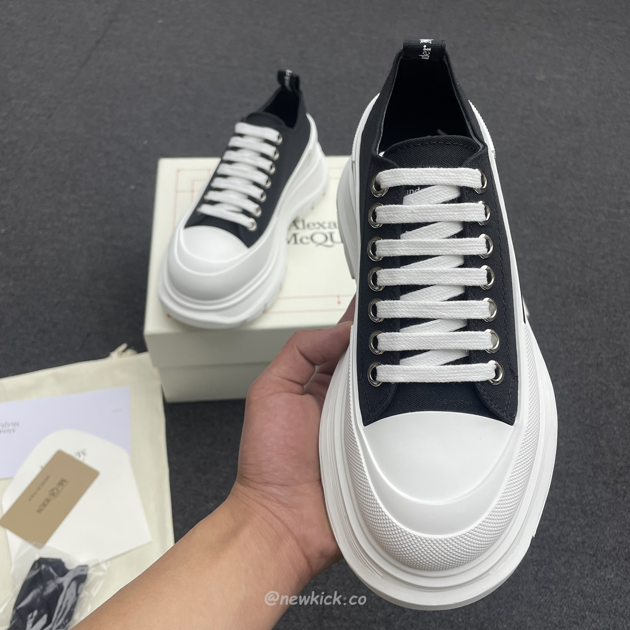 Alexander Mcqueen Tread Slick Low Lace Up Black White (9) - newkick.app